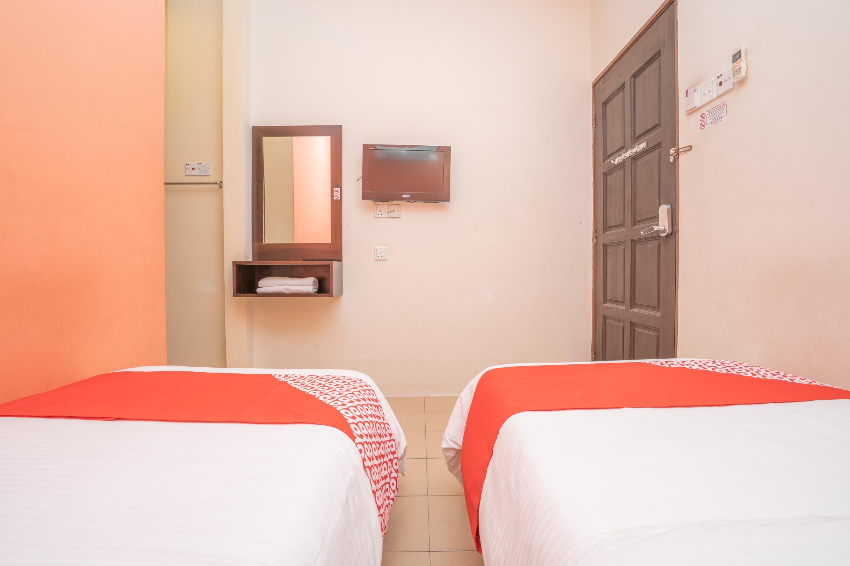 Oyo 44078 The Island Hotel Kampong Pasir Bogak Exterior foto