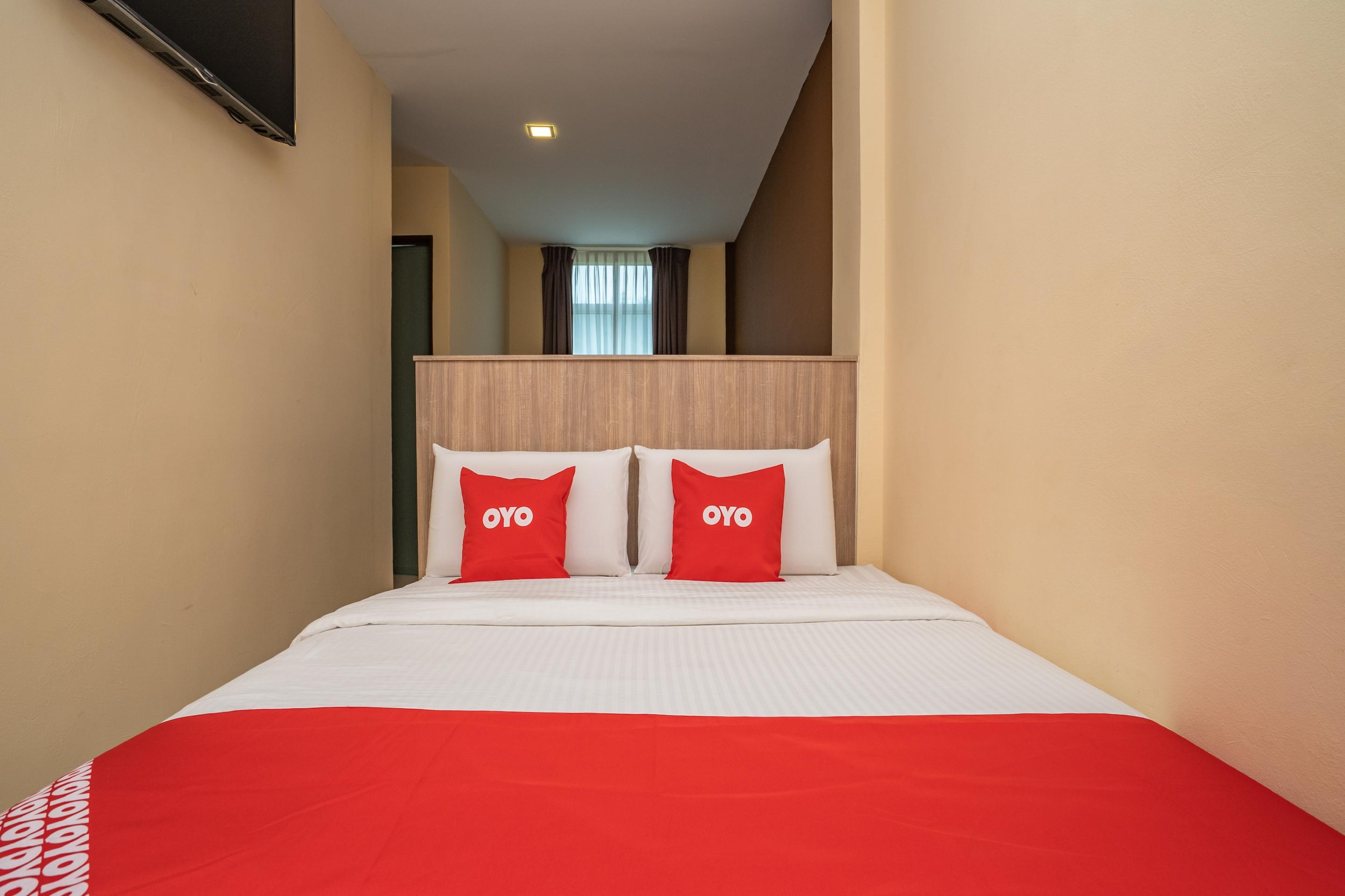 Oyo 44078 The Island Hotel Kampong Pasir Bogak Exterior foto