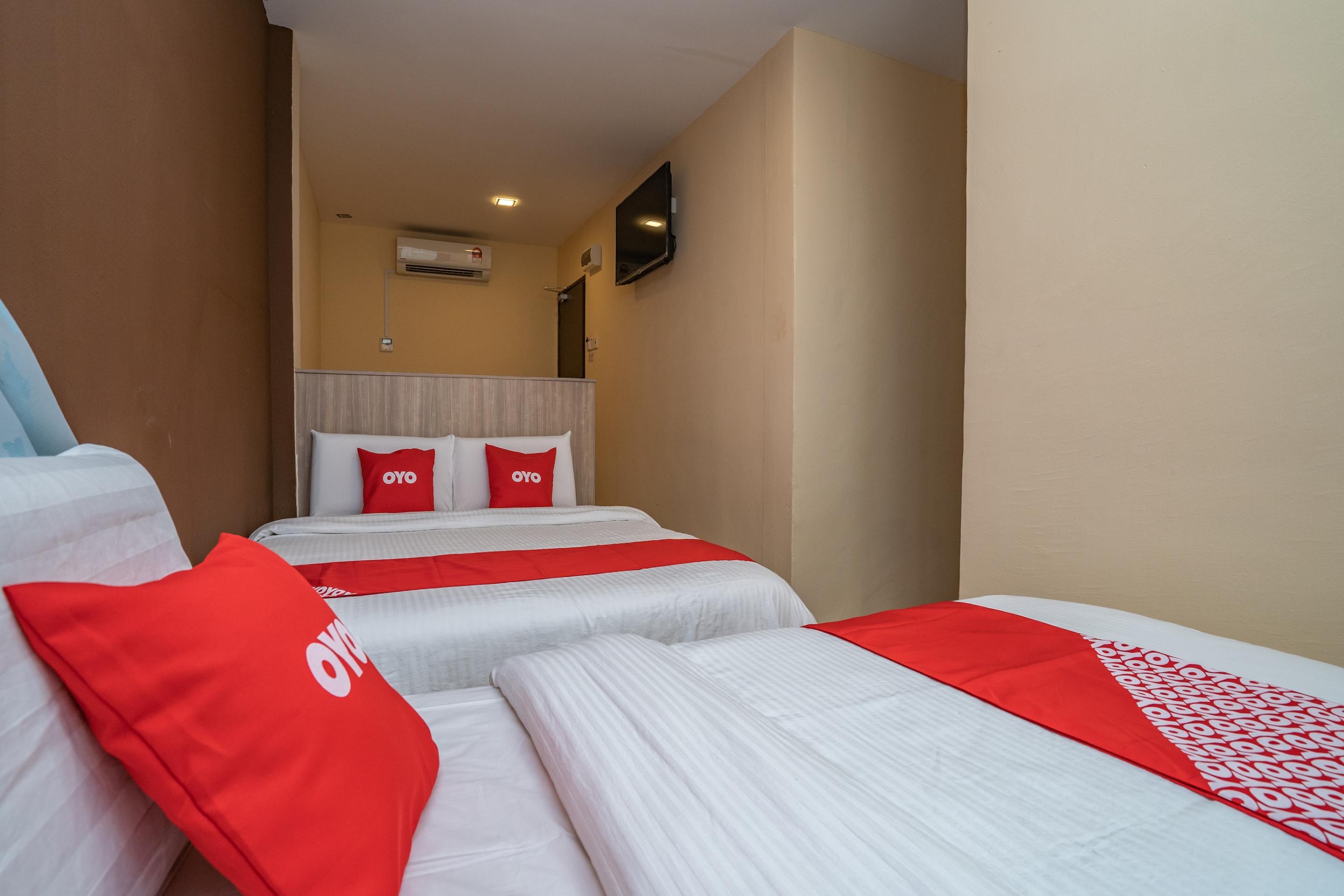 Oyo 44078 The Island Hotel Kampong Pasir Bogak Exterior foto