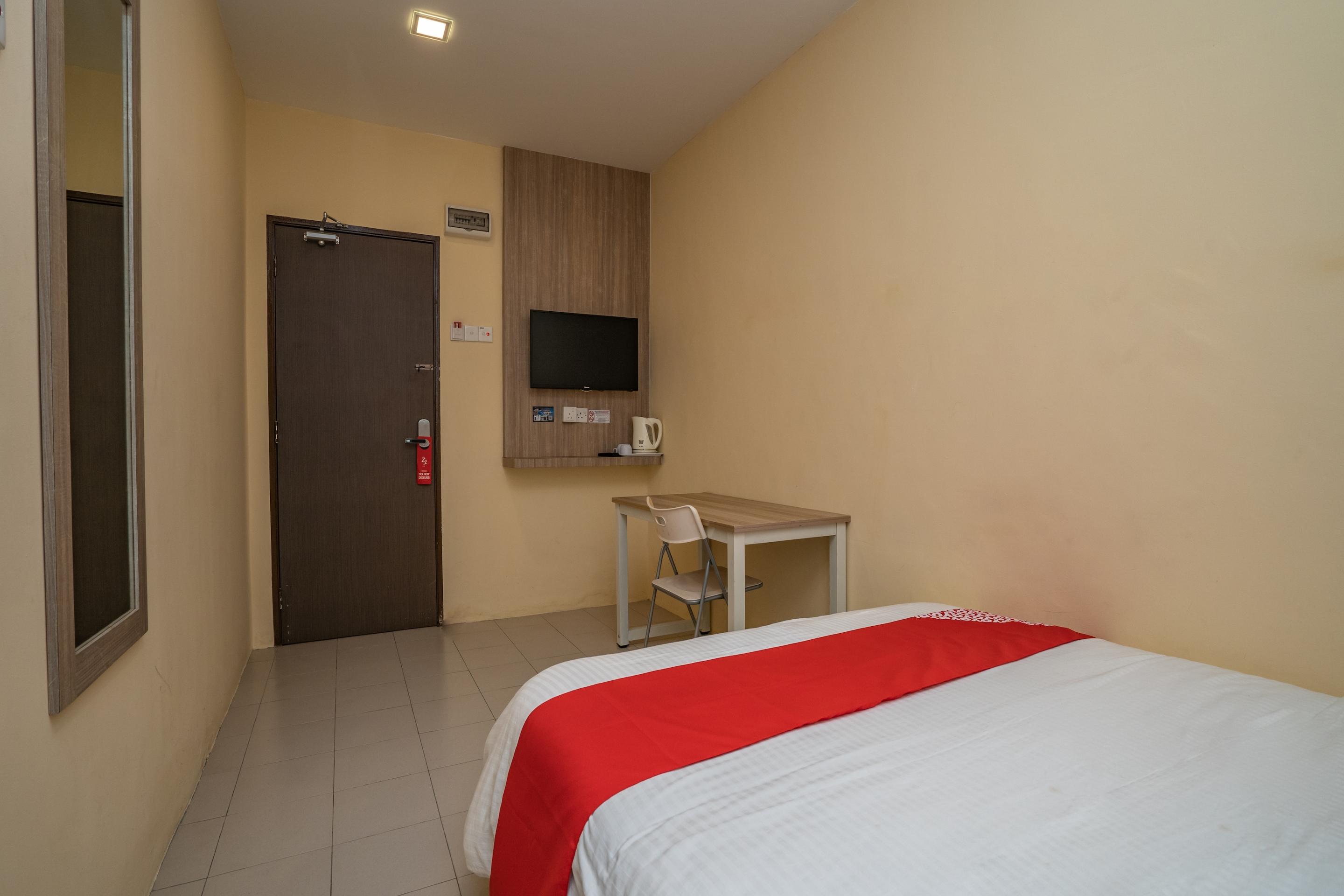 Oyo 44078 The Island Hotel Kampong Pasir Bogak Exterior foto