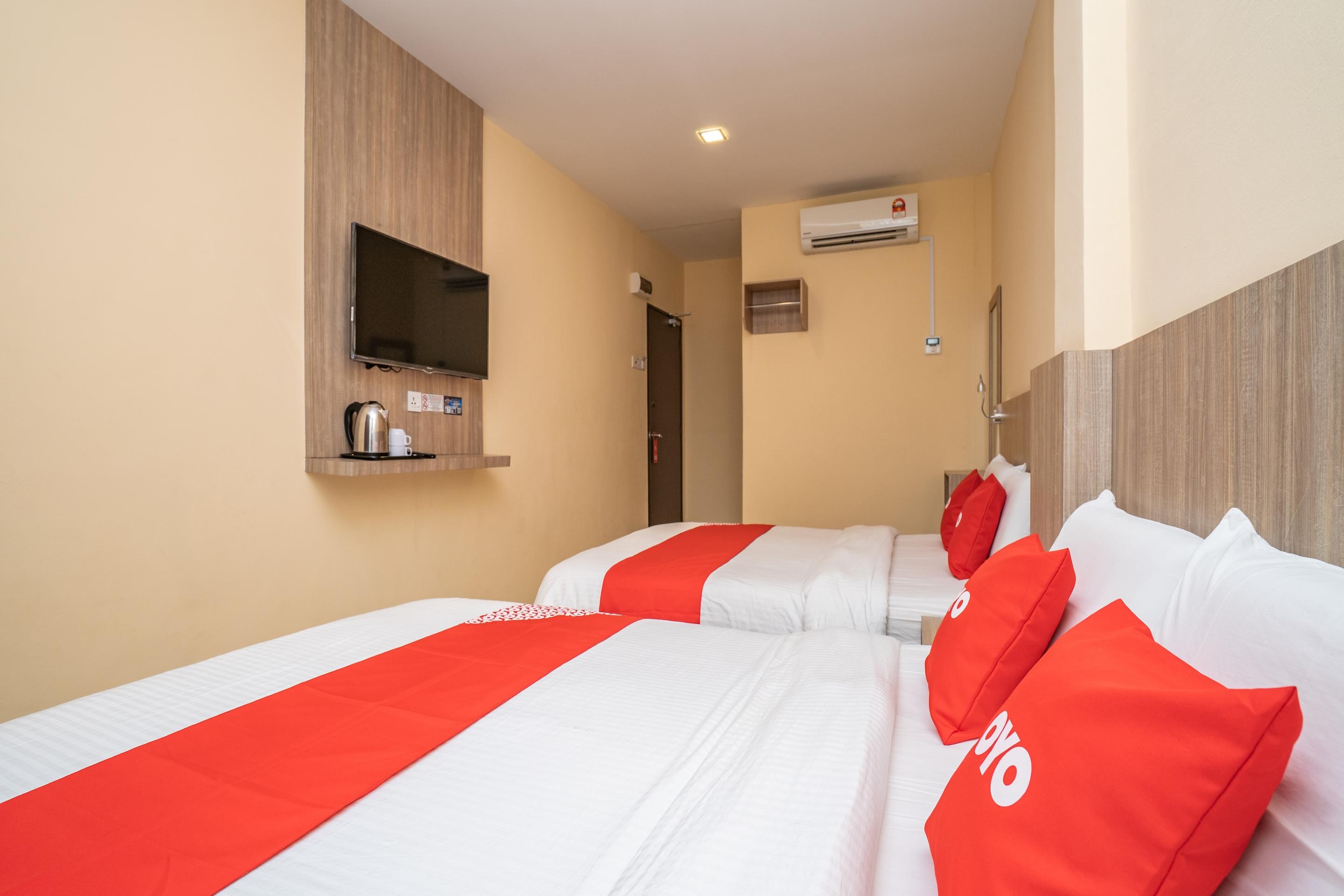 Oyo 44078 The Island Hotel Kampong Pasir Bogak Exterior foto