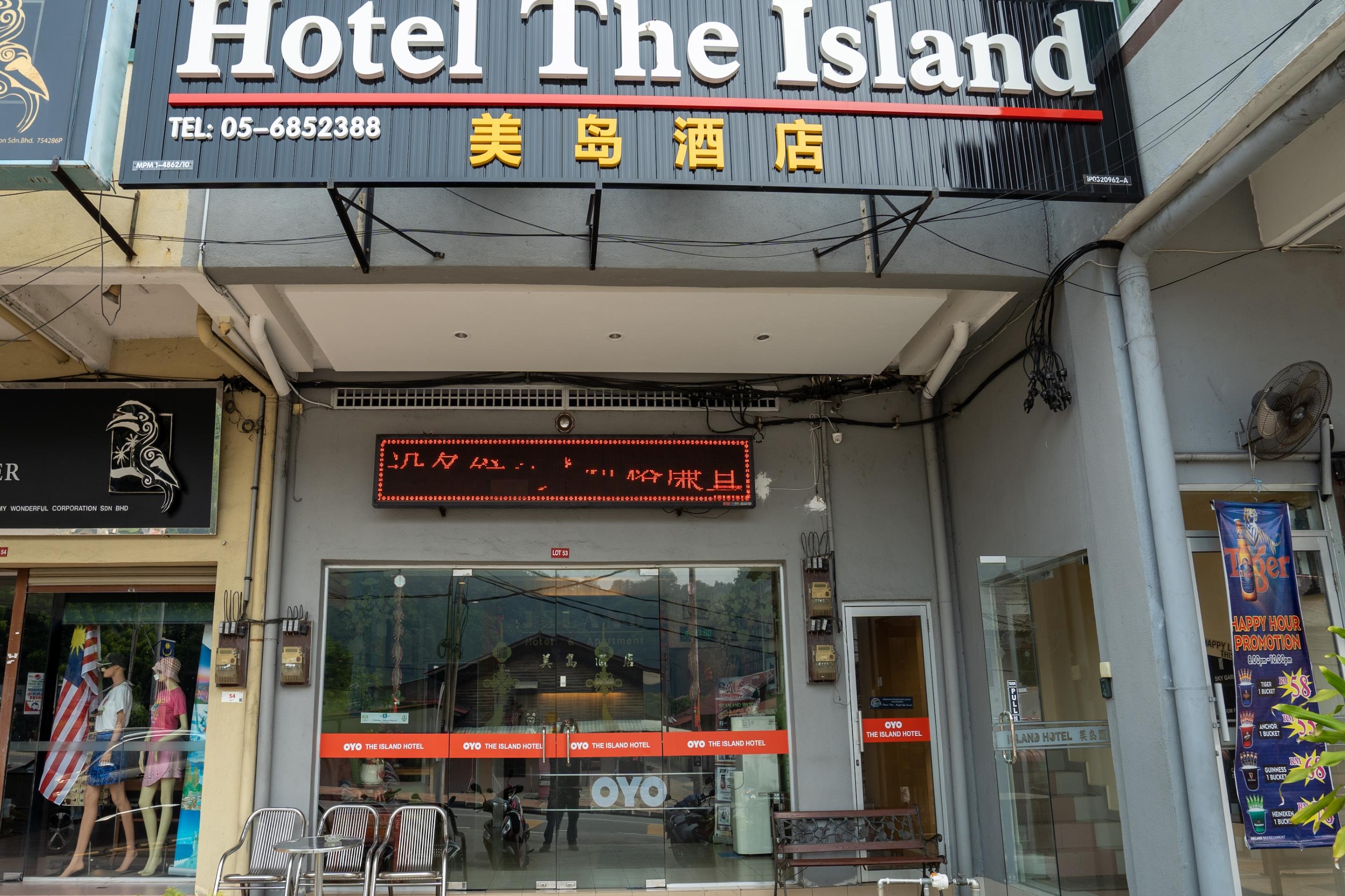 Oyo 44078 The Island Hotel Kampong Pasir Bogak Exterior foto