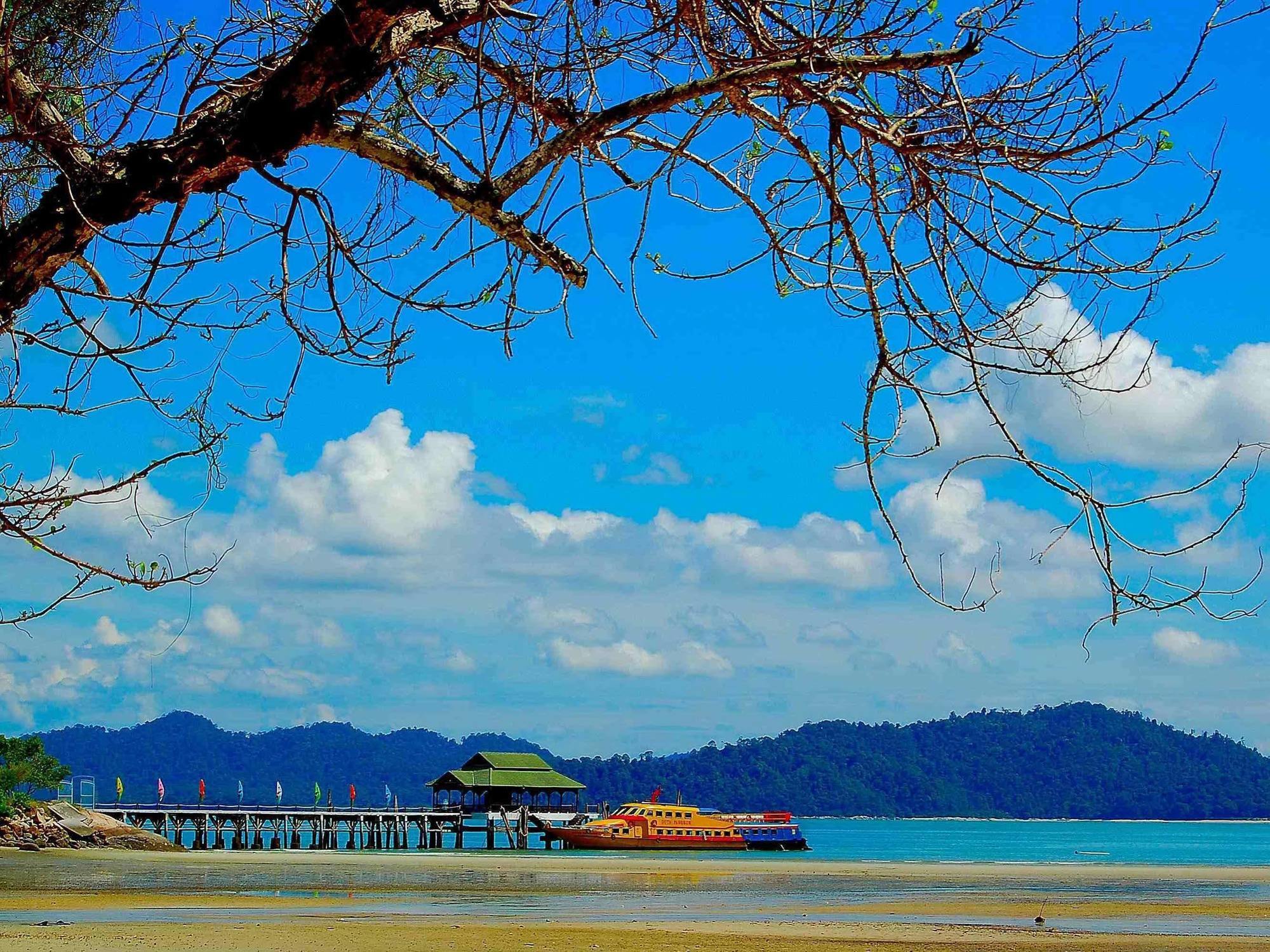 Oyo 44078 The Island Hotel Kampong Pasir Bogak Exterior foto