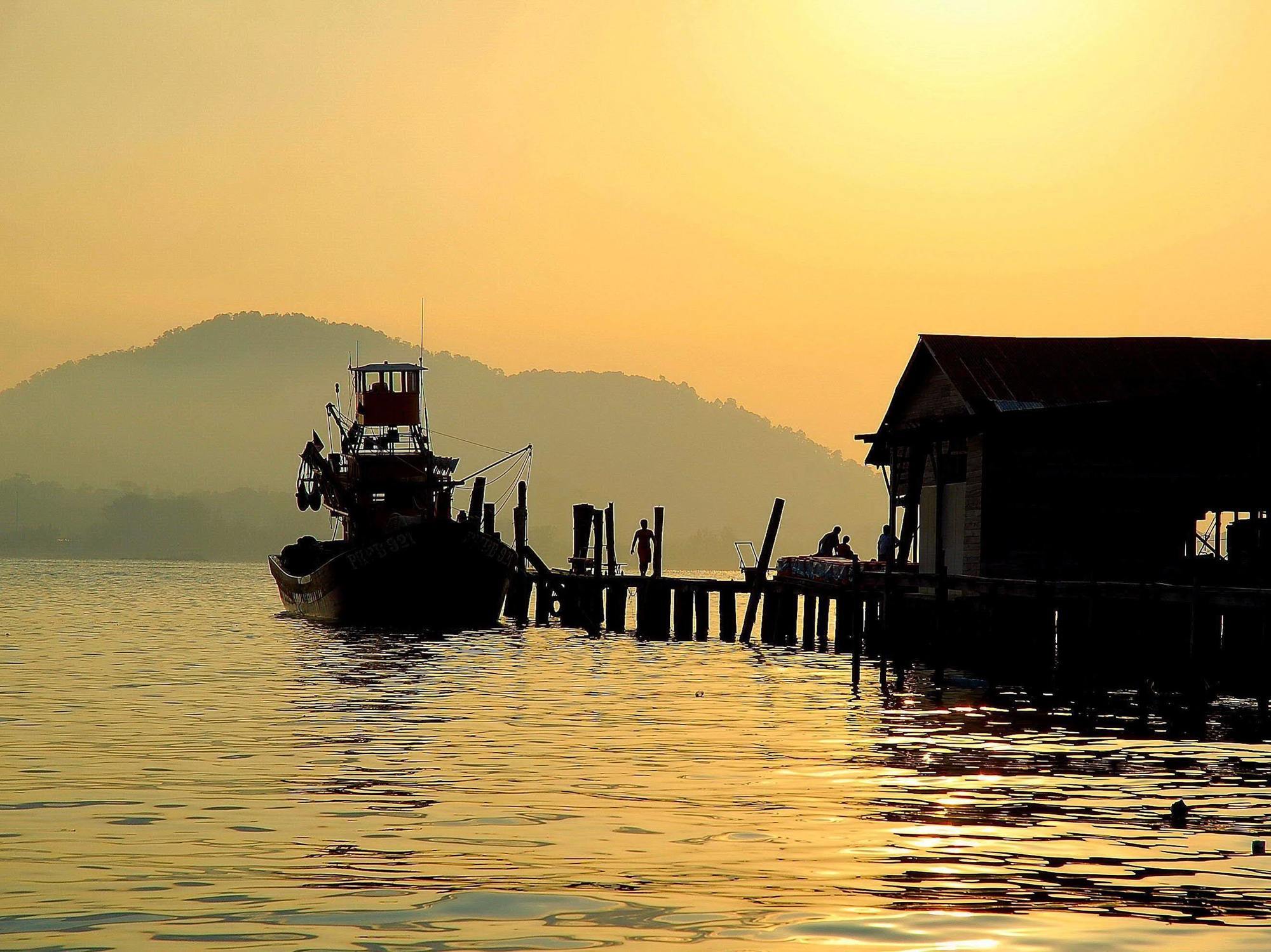 Oyo 44078 The Island Hotel Kampong Pasir Bogak Exterior foto