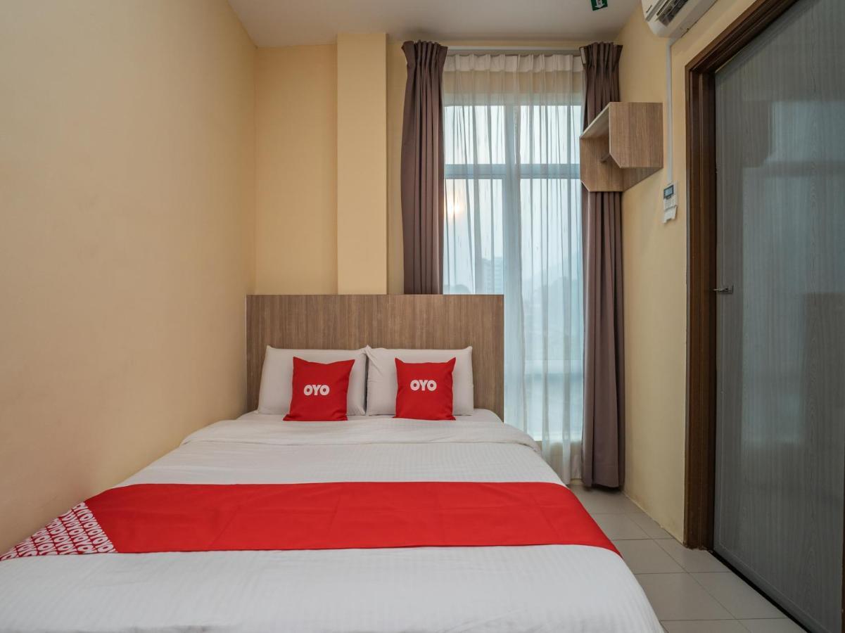 Oyo 44078 The Island Hotel Kampong Pasir Bogak Exterior foto
