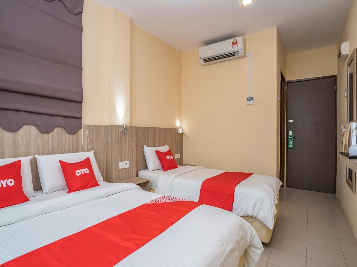 Oyo 44078 The Island Hotel Kampong Pasir Bogak Exterior foto