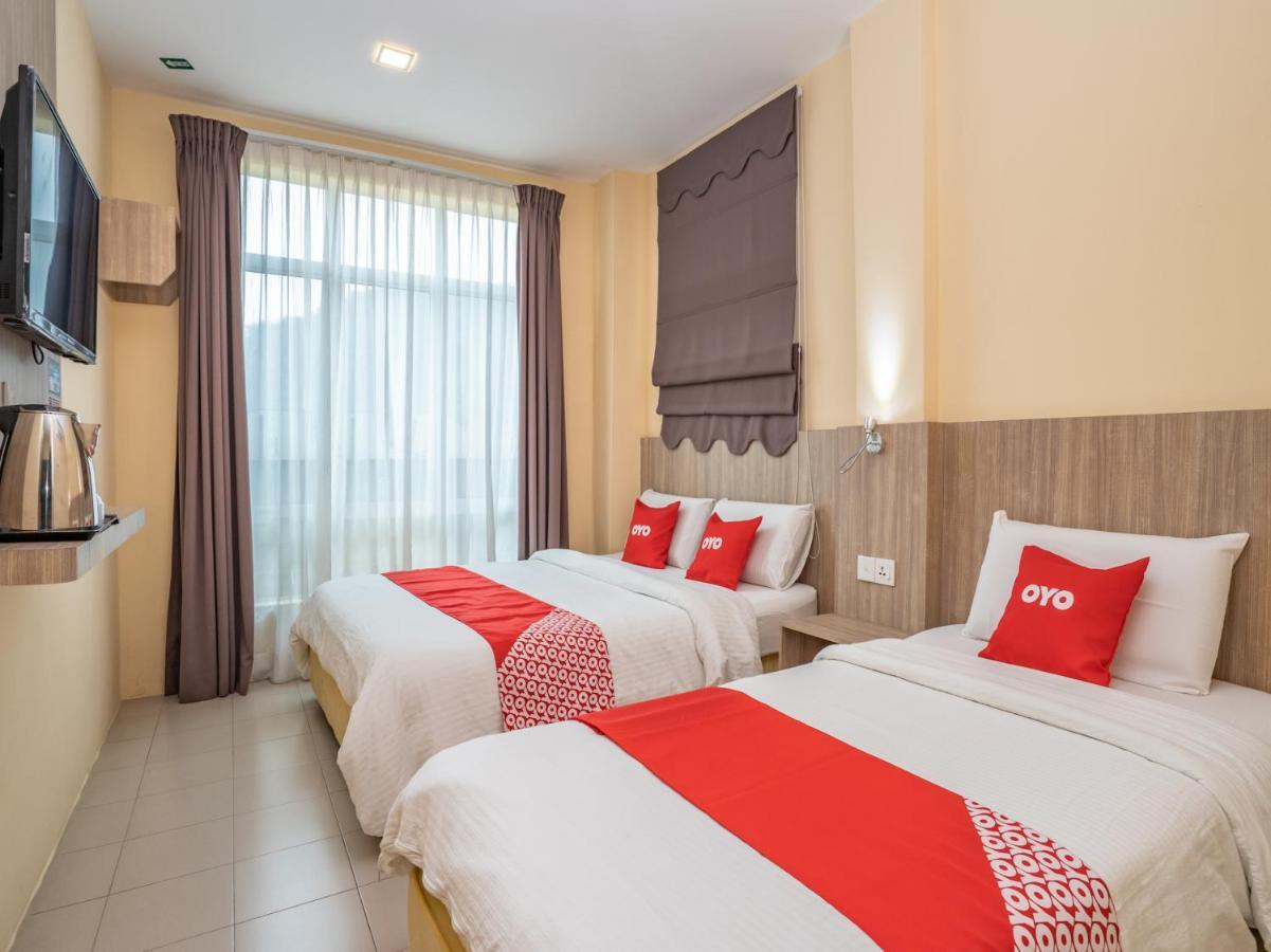 Oyo 44078 The Island Hotel Kampong Pasir Bogak Exterior foto